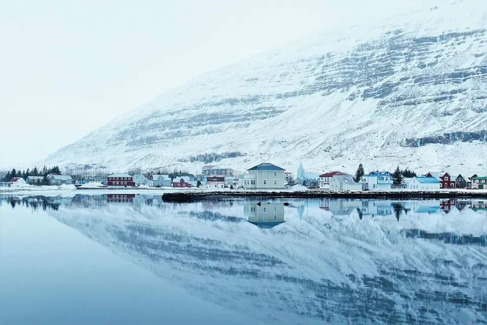The reflection of a snowy mountain village (Unsplash)
