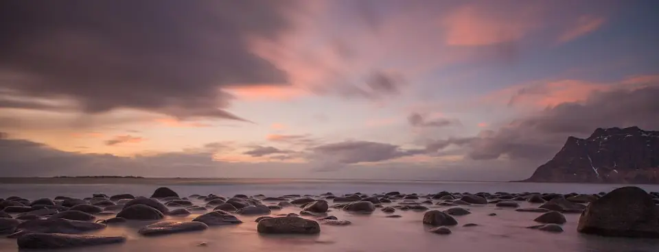 Rocky shore at Uttakleiv Beach (Unsplash)