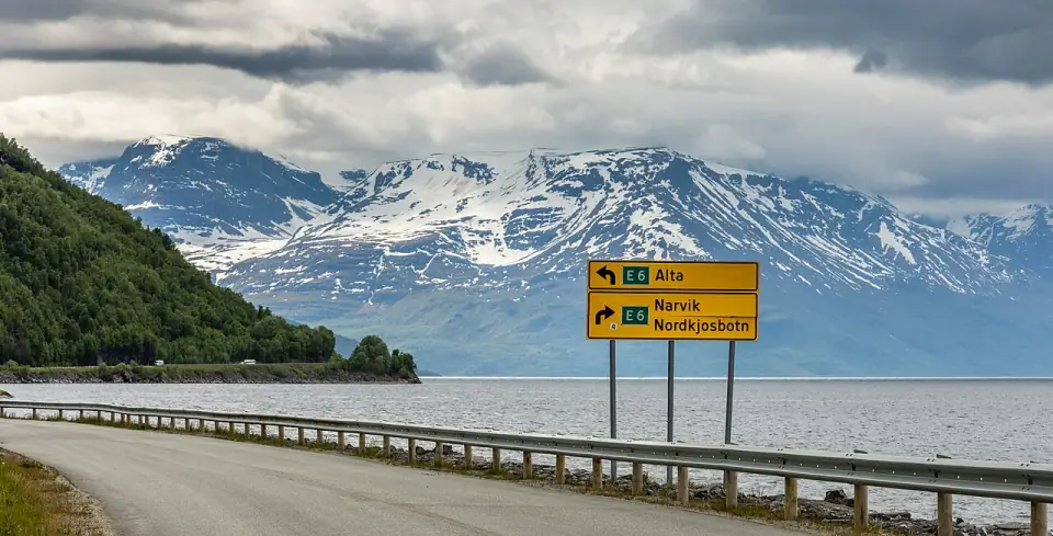 Board guide by Nordnesveien in Kåfjord, Troms og Finnmark, Norway, 2022 June