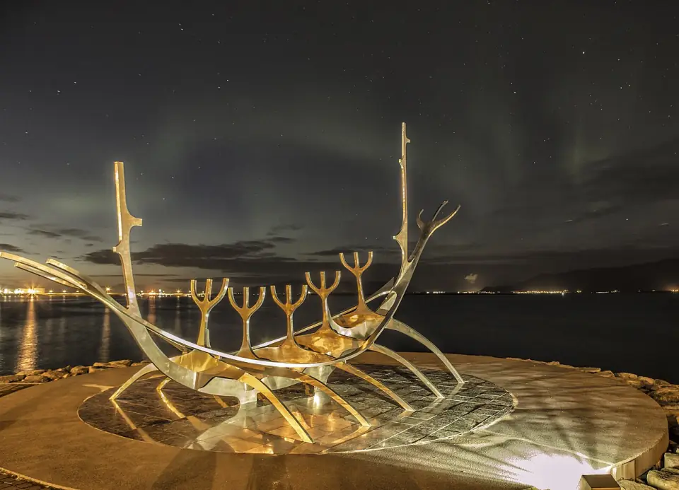 Aurora over the Sun Voyager, Central Reykjavik (37291306216)