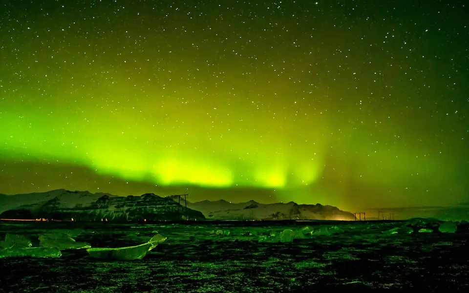 Aurora Borealis over Jökulsárlón ice beach (16283783717)