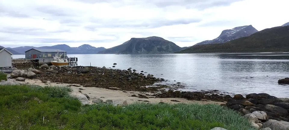 Plage et quai à Tromvik